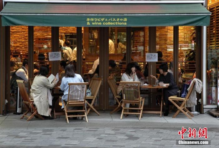 資料圖：東京民眾在室外喝下午茶。
<a target='_blank' href='/'>中新社</a>記者 呂少威 攝