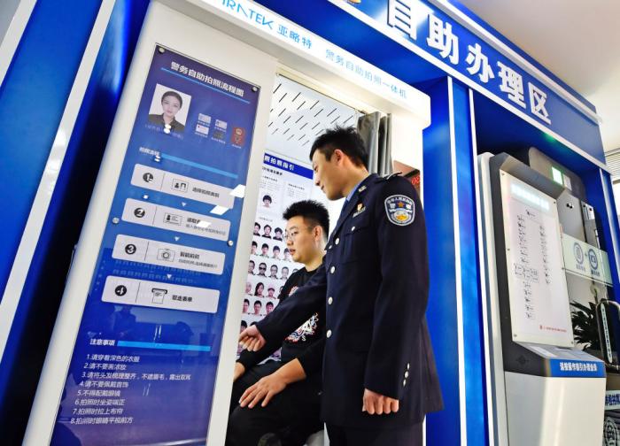 　在遼寧省本溪市公安局北地派出所民警指導(dǎo)下，市民通過(guò)自助體檢機(jī)完成機(jī)動(dòng)車(chē)駕駛?cè)藱z測(cè)項(xiàng)目(2021年12月10日攝)。新華社發(fā)