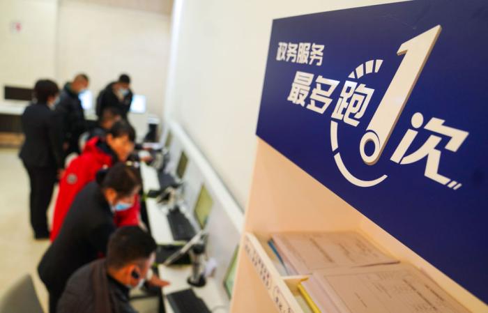 　在長(zhǎng)春市二道區(qū)政務(wù)服務(wù)中心輔助填報(bào)區(qū)，市民在工作人員的輔助下進(jìn)行事項(xiàng)填報(bào)(2020年11月23日攝)。近年來(lái)，長(zhǎng)春市二道區(qū)多措并舉持續(xù)推進(jìn)營(yíng)商環(huán)境建設(shè)，搭建涵蓋企業(yè)開(kāi)辦各類(lèi)事項(xiàng)的“一門(mén)式、一張網(wǎng)”綜合服務(wù)平臺(tái)，創(chuàng)新優(yōu)化政務(wù)服務(wù)舉措、效能和環(huán)境，助推區(qū)域經(jīng)濟(jì)發(fā)展。新華社記者 許暢 攝