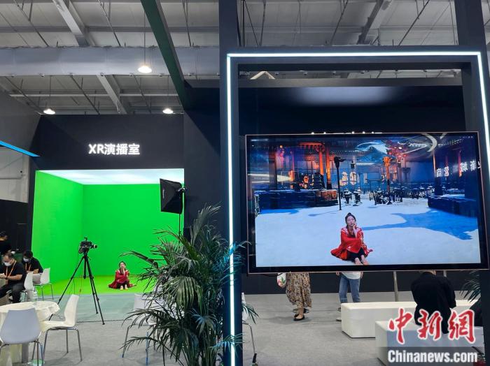 表演者在XR演播室中展示。 <a target='_blank' href='/' >中新網(wǎng)</a>記者 左宇坤 攝