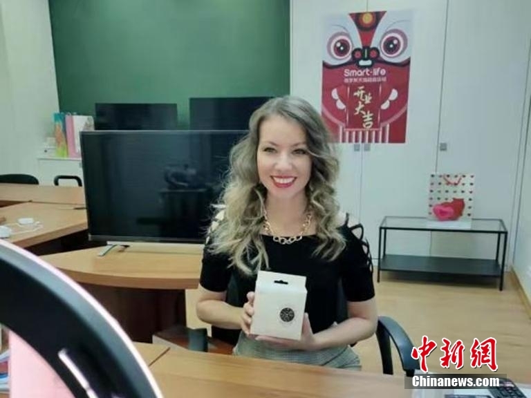 俄速通員工Dilyara直播銷(xiāo)售中國(guó)商品。 黑龍江俄速通國(guó)際物流有限公司提供