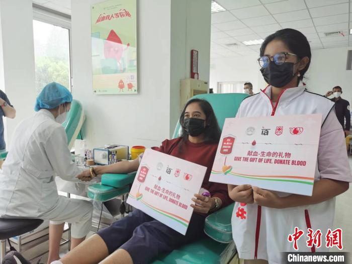 瑞虎妻子獻血，女兒做志愿者?！￡愳o 攝