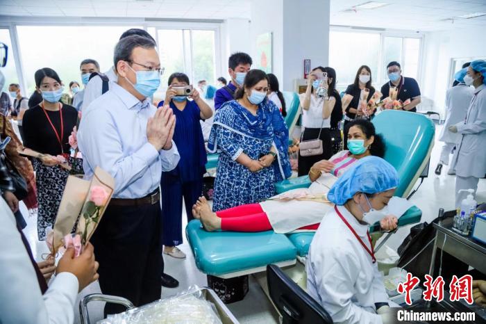 上海市人民對外友好協(xié)會會長陳靖等看望和慰問正在獻血的印度友人們。　上海市血液中心供圖