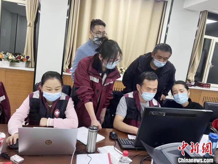 圖為青海省疾控中心工作人員在海北州海晏縣工作?！∏嗪Ｊ〖部刂行?供圖