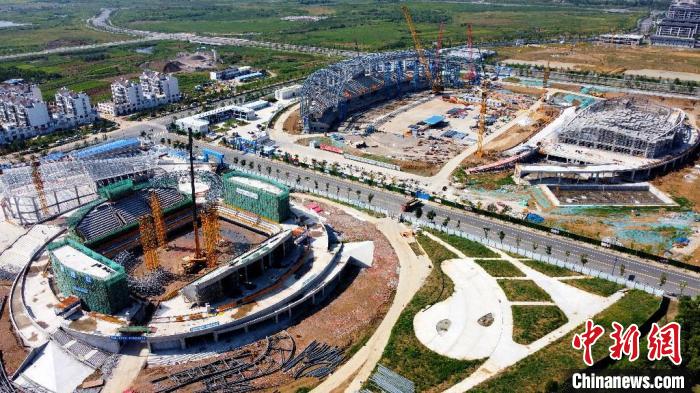 航拍安徽省首座雙曲大懸挑背拉體育場——明光市體育中心施工現(xiàn)場?！芬圾Q 攝