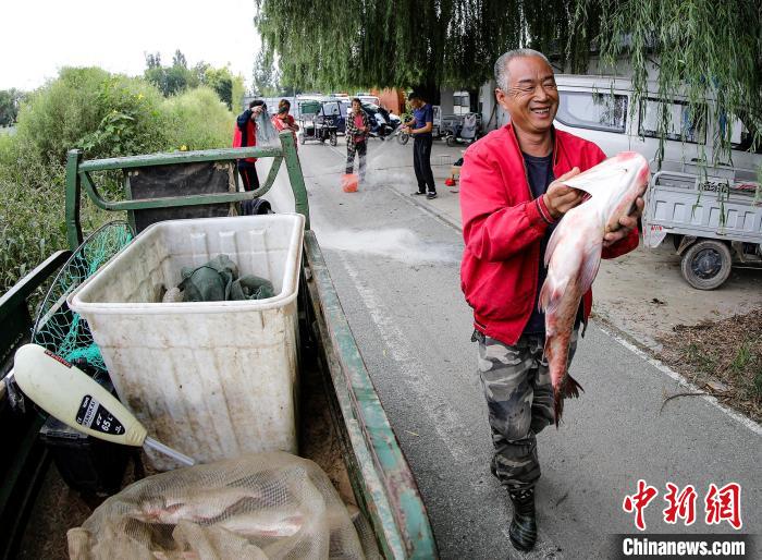 開湖第一天，就打上來了“大家伙”。　陳康 攝