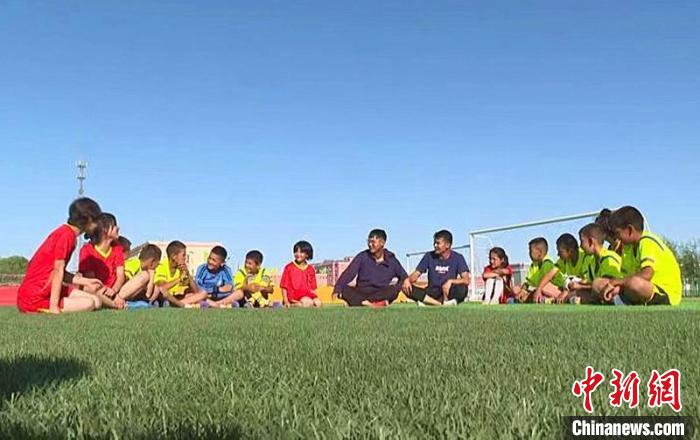 目前，該校已有163名學生選擇足球訓練班?！￡倘阊?　攝