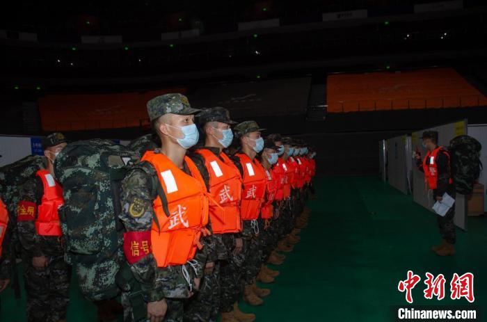 武警官兵深夜出發(fā)?！⊥醭｝?攝