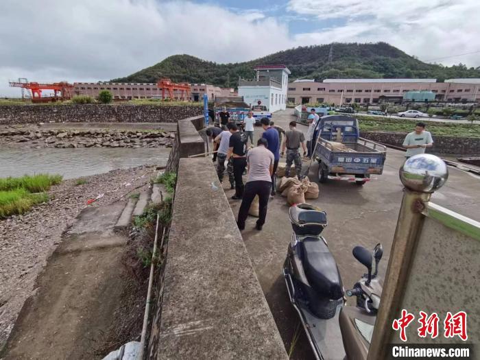 象山縣退役軍人志愿服務(wù)隊(duì)筑牢塘口行動(dòng)現(xiàn)場?！≠噲@園供圖