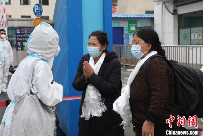 圖為患者出院。　周帥軍 攝