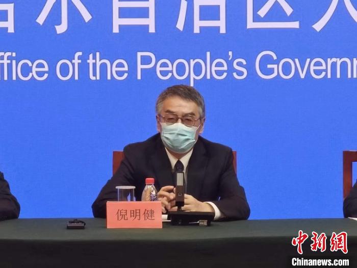 倪明健在新聞發(fā)布會(huì)上介紹新疆本輪疫情流行病毒特點(diǎn)?！埱?攝
