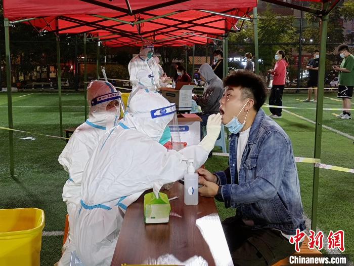圖為貴陽觀山湖區(qū)市民進(jìn)行核酸檢測?！∈〗?攝