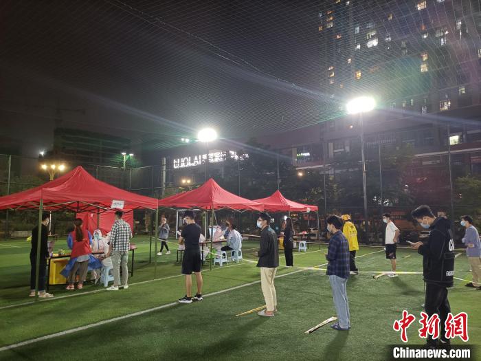 圖為貴陽觀山湖區(qū)市民排隊進(jìn)行核酸檢測?！∈〗?攝