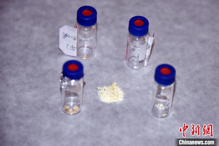 用于研究的人工合成鉛白化妝品遺存樣品?！?lt;a target='_blank' href='/'>中新社</a>記者 孫自法 攝