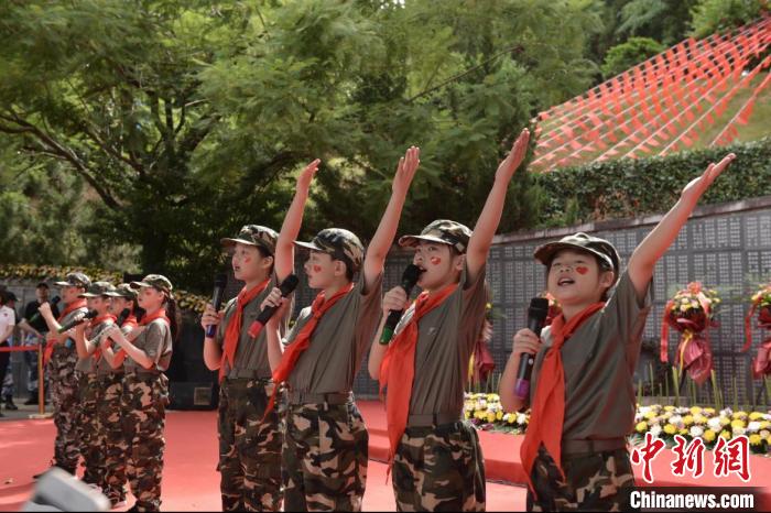 9月3日，各界人士在福州三山人文紀念園英雄廣場紀念中國人民抗日戰(zhàn)爭暨世界反法西斯戰(zhàn)爭勝利77周年?！＄娦?攝