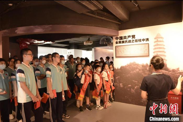 三山人文紀念園建園二十余載，力求全景展現(xiàn)近現(xiàn)代以來閩籍、榕籍先烈先賢。圖為學生參觀展覽。　鐘欣 攝
