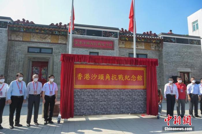 香港特區(qū)行政長(zhǎng)官李家超(左四)、香港中聯(lián)辦副主任何靖(右三)等嘉賓主持揭幕儀式。陳永諾 攝
