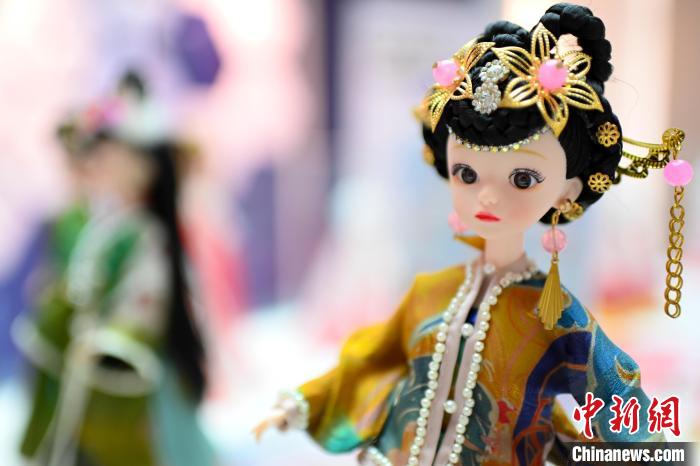 李柏亨團(tuán)隊(duì)推出的漢服娃娃采用了香云紗作為服裝的原材料?！￡愺K旻 攝