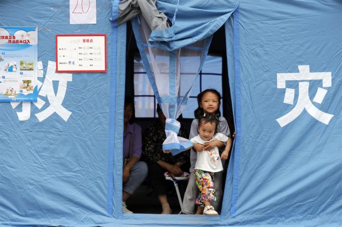 2022年6月2日，在四川省雅安市蘆山縣太平鎮(zhèn)大河村安置點，兩名孩子在應(yīng)急救災(zāi)帳篷里。新華社記者 沈伯韓 攝

