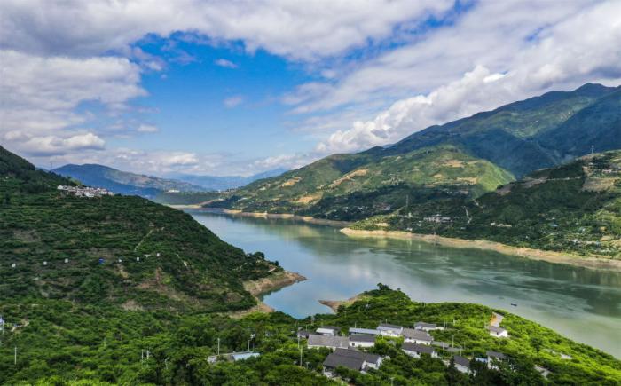 這是2022年5月19日拍攝的長江巫山段曲尺鄉(xiāng)一帶景色(無人機照片)。新華社記者 王全超 攝