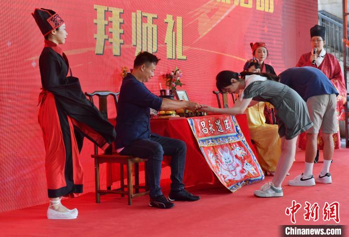 活動(dòng)現(xiàn)場進(jìn)行“閩臺匠人拜師典禮”?！蚊?攝