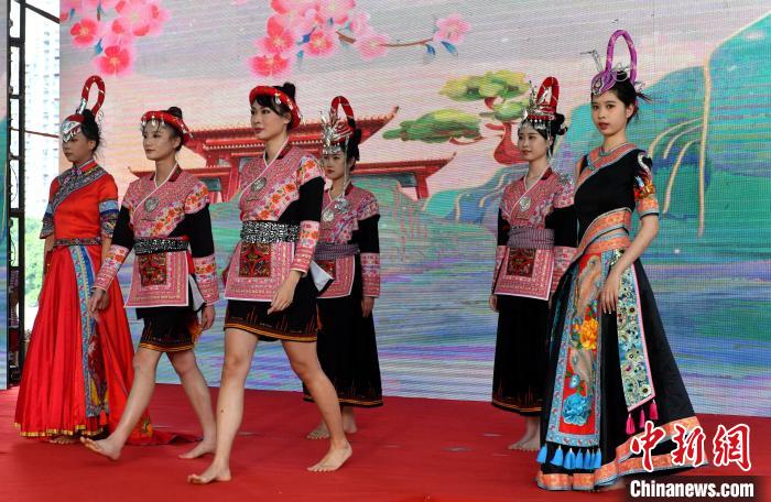 活動(dòng)現(xiàn)場進(jìn)行服裝走秀?！蚊?攝