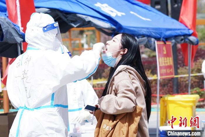 資料圖為居民進(jìn)行核酸檢測?！●R銘言 攝