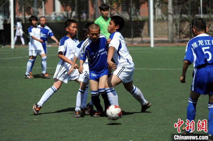 2015年4月，齊齊哈爾扎龍希望小學足球隊赴北京體育大學參加斯凱孚希望工程青少年足球邀請賽?！『邶埥∏嗌倌臧l(fā)展基金會供圖