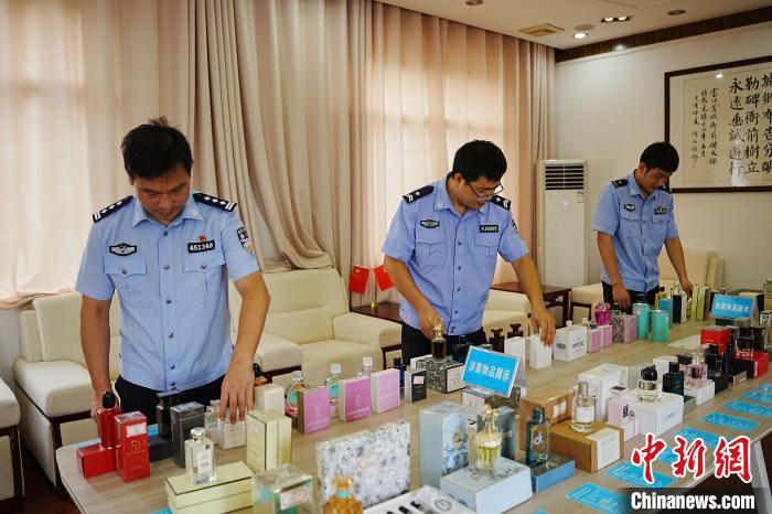 圖為警方查獲的涉案物品?！≠R州警方供圖