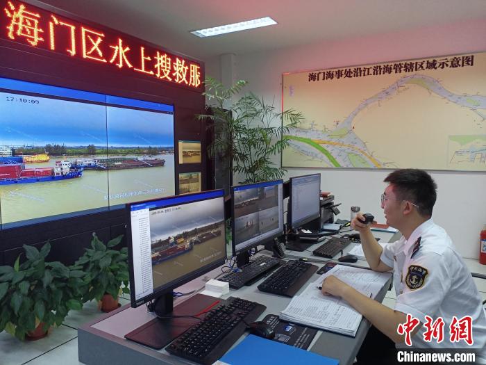 海事工作人員通過視頻系統(tǒng)觀看江面情況?！∧贤êＪ戮止﹫D