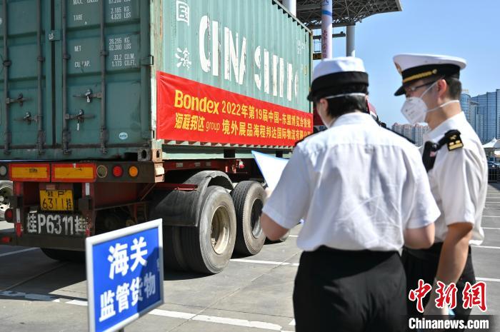 圖為海關(guān)查驗?！∮峋?攝