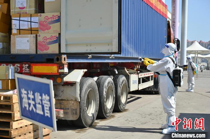 圖為貨物消殺。　俞靖 攝