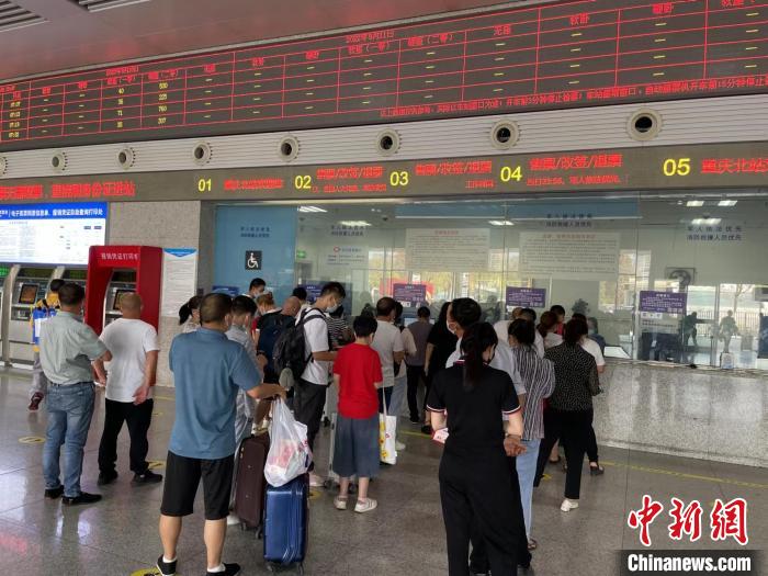 圖為9月5日的重慶北站售票窗口?！≈貞c北站供圖