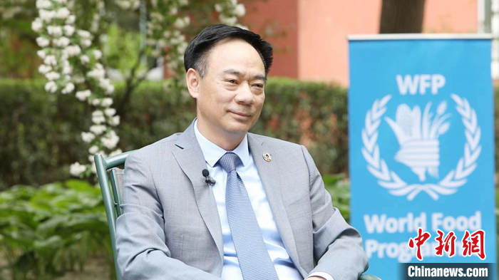 “我們希望發(fā)揮好積極的橋梁作用，幫助其他發(fā)展中國家借鑒和學(xué)習(xí)中國的好方法、好經(jīng)驗(yàn)、好技術(shù)?！苯眨?lián)合國世界糧食計(jì)劃署駐華代表屈四喜在接受<a target='_blank' href='/'>中新社</a>記者專訪時(shí)，如是描述中國在保障全球糧食安全方面的作用與貢獻(xiàn)。 <a target='_blank' href='/'>中新社</a>發(fā) 受訪者供圖　