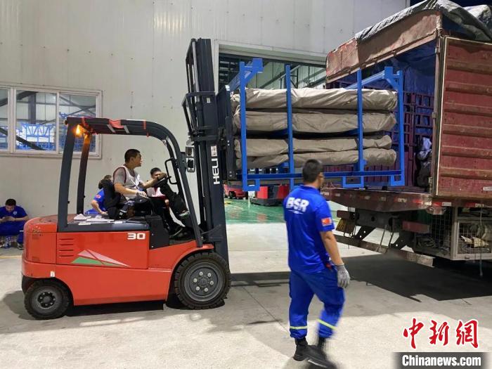 工作人員正在進(jìn)行物資裝車?！∷拇ㄊ〖t十字會(huì)供圖。