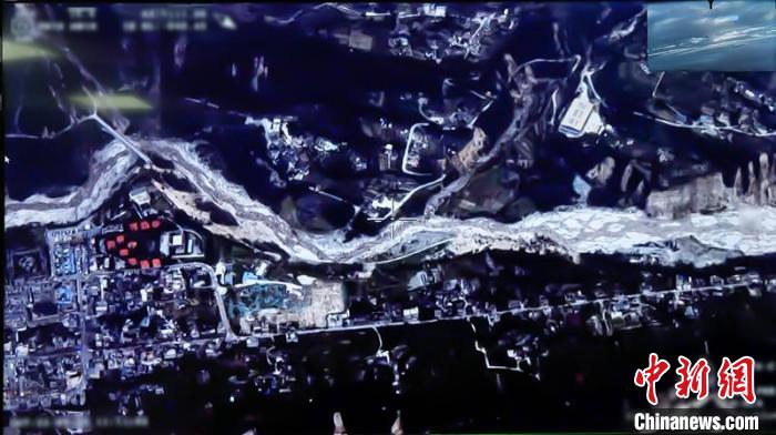 航拍地震后的瀘定震區(qū)一角。　騰盾科創(chuàng) 攝