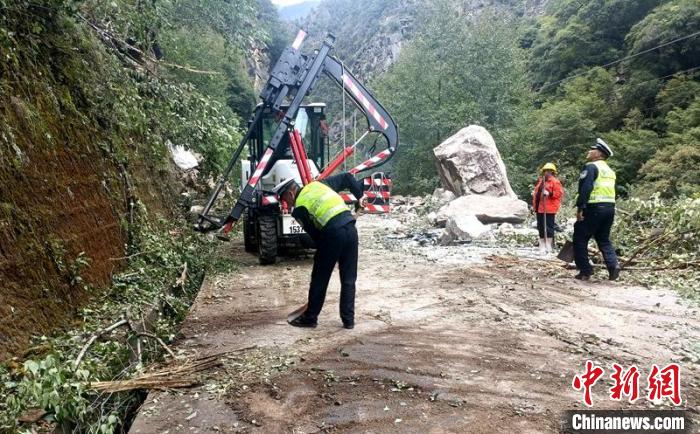 交警和救援力量正在疏通受損道路。　甘孜州公安局供圖