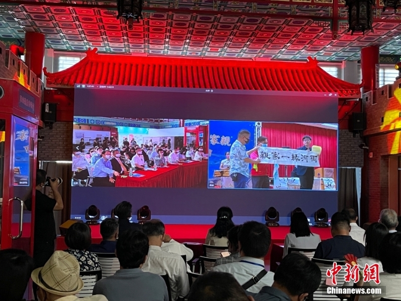 圖為北京會場，畫面中臺灣同胞在展示書法作品。 <a target='_blank' href='/'>中新社</a>記者 朱賀 攝