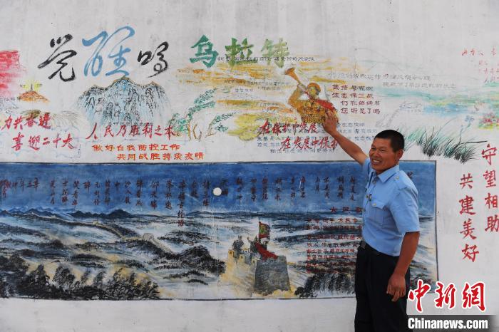 圖為謝建民介紹自己出的墻報(bào)?！『鷸|育 攝