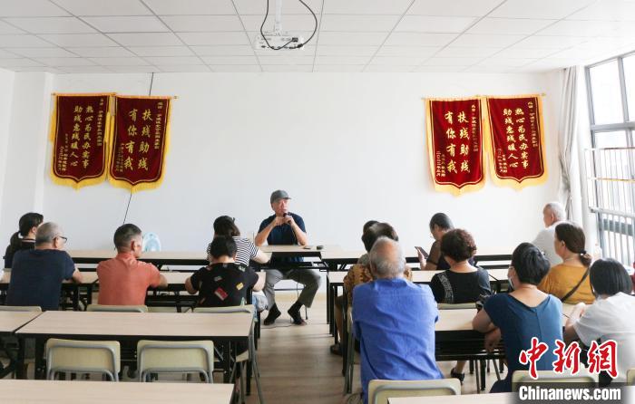 “陽光家園”成員聽講座現(xiàn)場?！⒂?攝