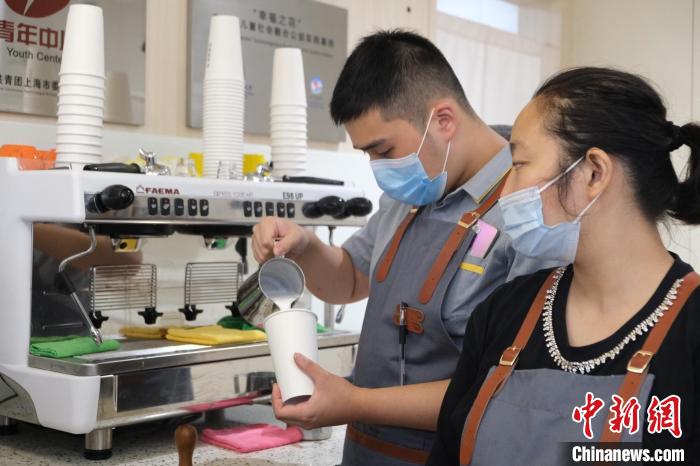 作為“多？幸?？Х瑞^”的咖啡師，吳佳辰與4名同樣患有自閉癥的員工正式開(kāi)啟朝十晚七的職業(yè)生涯 查晨琛 攝