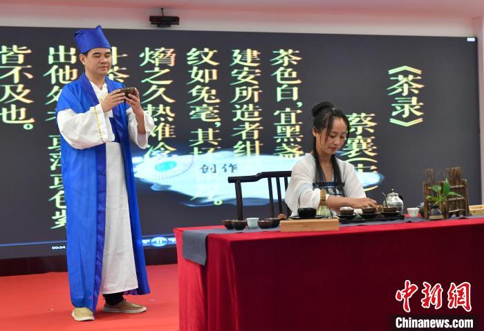 臺胞茶藝師在兩岸社區(qū)交流中心演繹古風(fēng)茶韻?！蚊?攝