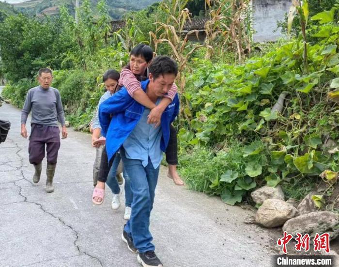 震后，轉(zhuǎn)移受災群眾?！≈煸?攝