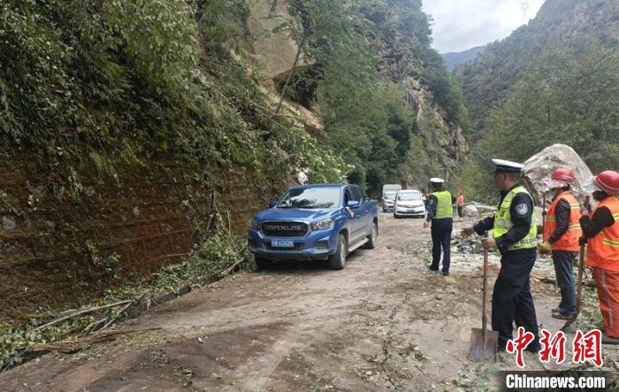 甘孜州公安交警等救援力量正在搶通地震中受損的道路，疏散車輛。　甘孜州公安局供圖