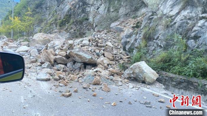 前往震區(qū)的道路沿途有垮塌和落石?！∷拇ㄉ窒拦﹫D
