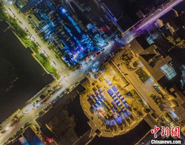瀘定縣磨西古鎮(zhèn)震后的第一夜?！⊥貘欙w 攝