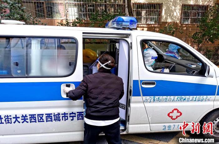 圖為李啟花護(hù)送病人上救護(hù)車?！±钪句h 攝
