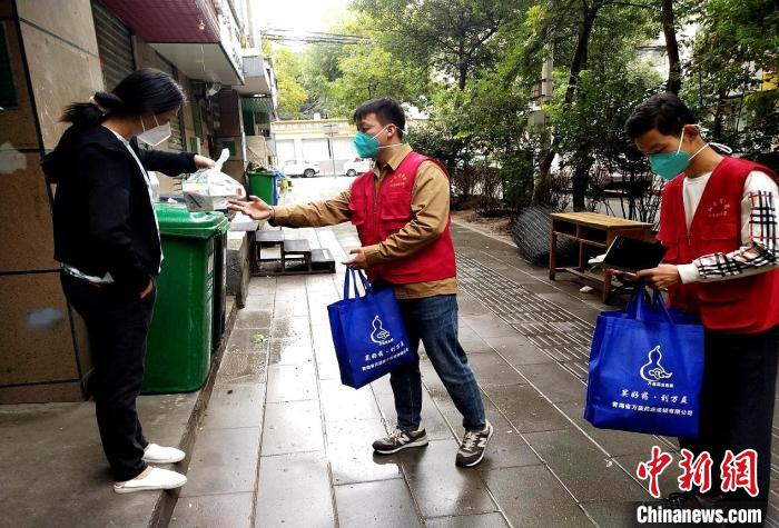 圖為“紅色幫幫團(tuán)”志愿者為居民送去代購(gòu)藥品?！±钪句h 攝