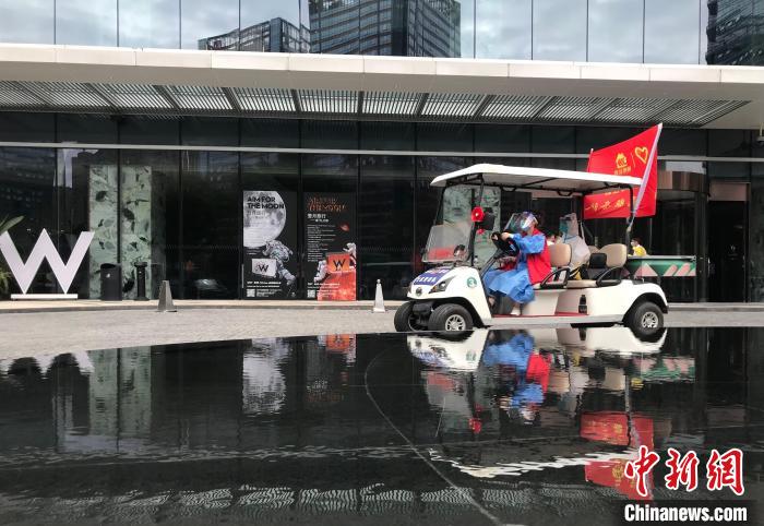 “招手即停，掃碼即做”成都街頭推出“流動(dòng)核酸采樣車”