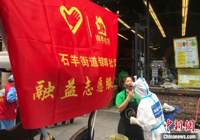 成都街頭，流動(dòng)核酸采樣車正在進(jìn)行核酸采樣?！⊥趵?攝